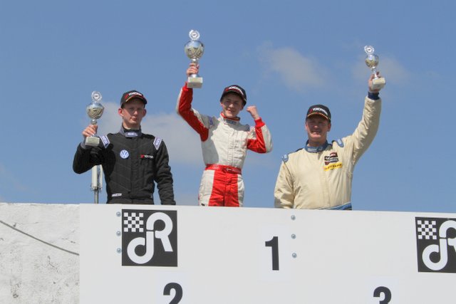 Sidste gang på Ring Djursland lykkedes det for Nicki Kristensen at komme øverst på podiet foran Mikkel Bang Johnsen og Steffen Larsen, og mon ikke de alle 3 gerne vil derop igen.
(Foto: Keld Dohm)
